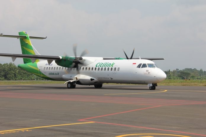 PARKIR: Nampak maskapai Citilink sedang parkir di bandara Ngeloram, Cepu, Kabupaten Blora, Jawa Tengah. (ISTIMEWA/LINGKARJATENG.ID)