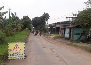 BERHATI - HATI: Salah satu jalan di Kecamatan Mayong , Kabupaten Jepara, terlihat sebagian di cor dan beberapa meter lagi belum. (ADHIK KURNIAWAN/LINGKARJATENG.ID)