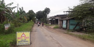 BERHATI - HATI: Salah satu jalan di Kecamatan Mayong , Kabupaten Jepara, terlihat sebagian di cor dan beberapa meter lagi belum. (ADHIK KURNIAWAN/LINGKARJATENG.ID)