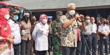 PERESMIAN: Gubernur Jawa Tengah Ganjar Pranowo, saat meresmikan Trans Jateng di Pendopo Kabupaten Grobogan, Rabu (13/10/21). (MUHAMAD ANSORI/LINGKARJATENG.ID)