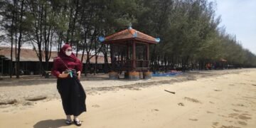 SEPI: Seorang pengunjung sedang menikmati keindahan pantai Caruban Lasem, Kabupaten Rembang, Jawa Tengah. (ISTIMEWA/LINGKARJATENG.ID)