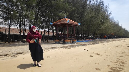 SEPI: Seorang pengunjung sedang menikmati keindahan pantai Caruban Lasem, Kabupaten Rembang, Jawa Tengah. (ISTIMEWA/LINGKARJATENG.ID)