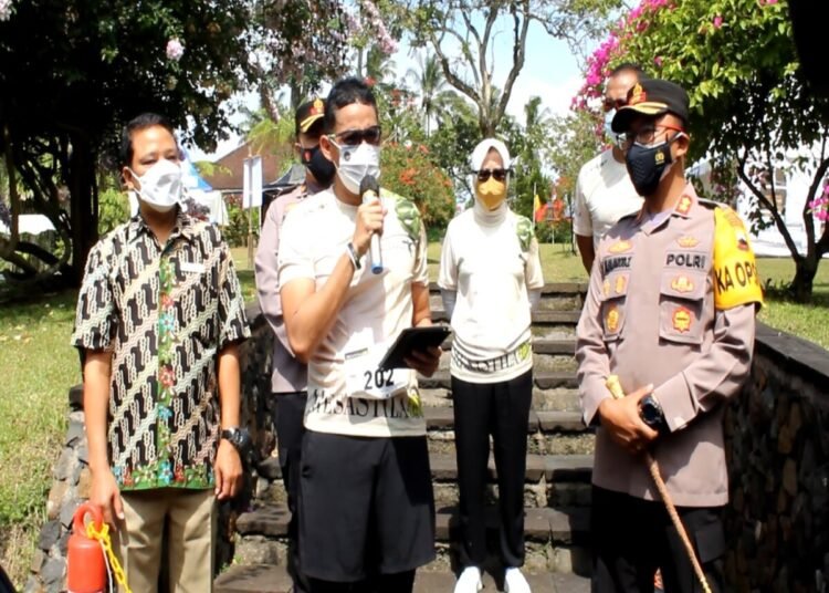 Sandiaga Uno Ikuti Lomba Lari Ultra Trail 25 BERI PENGARAHAN: Menperakraf Sandiaga Uno (tengah), didampingi GM MesaStila Sugeng Sugiantoro (kiri) dan Kapolres AKBP Mochammad Sajarod Zakun (kanan). (ISTIMEWA/LINGKARJATENG.ID)
