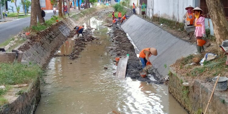 ILUSTRASI: Sejumlah pekerja tengah mengerjakan perbaikan saluran irigasi persawahan yang melewati Dusun Pokoh,Desa Ngijo, Tasikmadu, Rabu (13/10/21). (PUJOKO/LINGKARJATENG.ID)