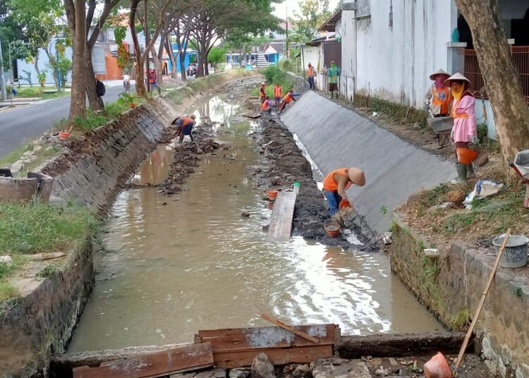 ILUSTRASI: Sejumlah pekerja tengah mengerjakan perbaikan saluran irigasi persawahan yang melewati Dusun Pokoh,Desa Ngijo, Tasikmadu, Rabu (13/10/21). (PUJOKO/LINGKARJATENG.ID)
