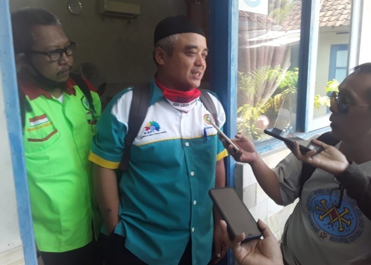 MENJELASKAN: Koordinator KSPI Karanganyar, Eko Supriyanto. (PUJOKO/LINGKARJATENG.ID)