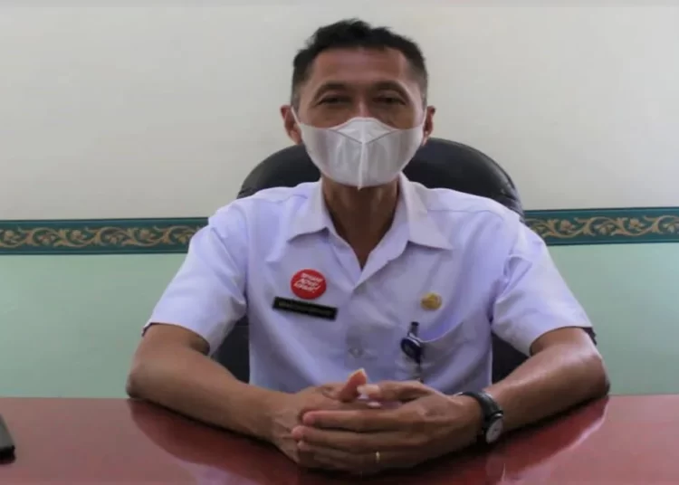 Status Kepegawaian Tiga Tersangka Jual Beli Kios Pasar Induk Cepu Belum Jelas 25 MENJELASKAN: Kepala BKD Heru Eko Wiyono memberikan keterangan. (LILIK YULIANTORO/LINGKARJATENG.ID)