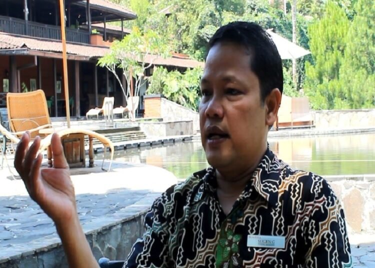 Sugeng Sugiantoro: Berawal dari Kenekatan hingga Jadi Bagian Acara Internasional 25 MENJELASKAN: General Manager (GM) MesaStila Resort and Spa Sugeng Sugiantoro saat wawancara eksklusif di sela-sela acara MesaStila100 Ultra, Minggu (10/10/21). (LINGKAR.CO/LINGKARJATENG.ID)