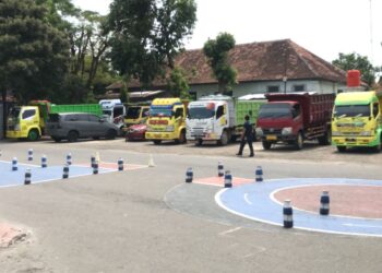 BARANG BUKTI: Belasan Dump Truk yang digunakan untuk memblokade jalan, kini diamankan di halaman Kantor Satlantas Polres Rembang. (SOLIKIN/LINGKARJATENG.ID)