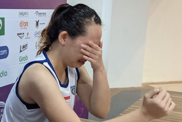 Tim Bola Basket Putri Jawa Tengah Tersingkir Tanpa Kemenangan 25 MENANGIS: Pemain tim bola basket putri Jawa Tengah Nikita Shallom Sugondo menangis di hadapan pewarta usai skuadnya dikalahkan Jawa Barat. (ANTARA/LINGKARJATENG.ID)