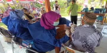 VAKSINASI: Sejumlah lansia sedang mengantri menunggu giliran penyuntikan vaksin Covid-19, Rabu (6/10/21). (ADHIK KURNIAWAN/LINGKARJATENG.ID)