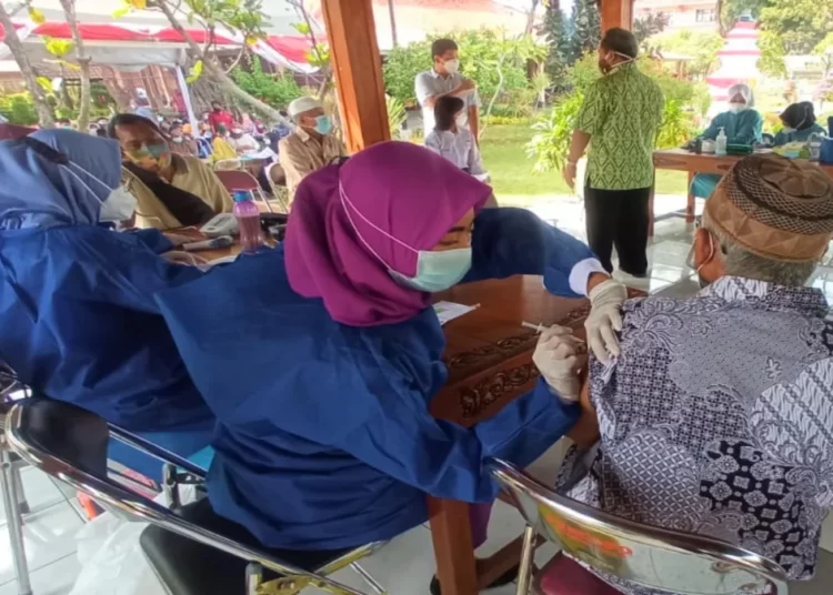 Vaksinasi Lansia Masih Rendah, Jepara Kembali Masuk PPKM Level 3 25 VAKSINASI: Sejumlah lansia sedang mengantri menunggu giliran penyuntikan vaksin Covid-19, Rabu (6/10/21). (ADHIK KURNIAWAN/LINGKARJATENG.ID)