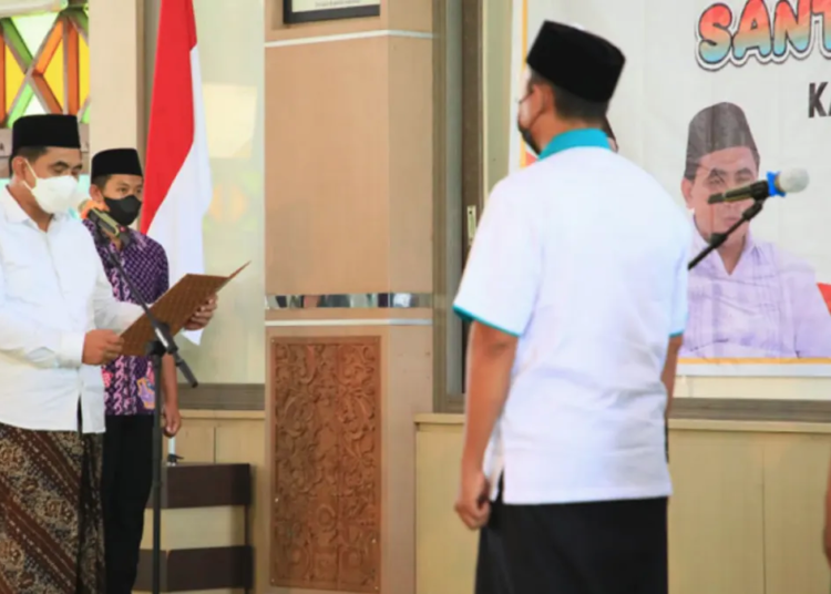 Gus Yasin Apresiasi Gerakkan Lubang Resapan di Ponpes 25 ISTIMEWA, KHIDMAT: Wakil Gubernur Jawa Tengah Taj Yasin Maimoen saat menghadiri Pelantikan Pengurus Santri Gayeng Nusantara Kabupaten Tegal, Kota Tegal dan Kabupaten Brebes di Pendapa Kabupaten Tegal, Minggu (24/10).