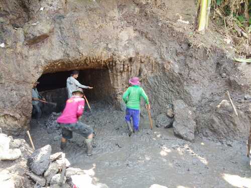 DITEMUKAN: Warga Desa Terban, Kabupaten Kudus saat membersihkan temuan gua. (ALIFIA ELSA MAULIDA/LINGKARJATENG.ID)