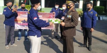 SIMBOLIS: Ketua Zahir Mania Pati beri kue kejutan. (ISTIMEWA/LINGKARJATENG.ID)