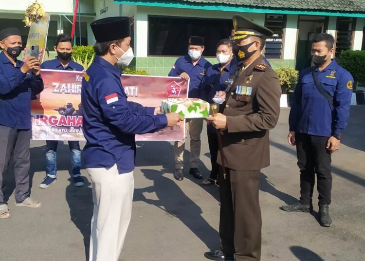 Zahir Mania Beri Kue Kejutan Kepada Kodim Pati, Meriahkan HUT TNI ke 76 25 SIMBOLIS: Ketua Zahir Mania Pati beri kue kejutan. (ISTIMEWA/LINGKARJATENG.ID)