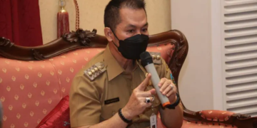 MENJELASKAN; Bupati Kudus Hartopo.