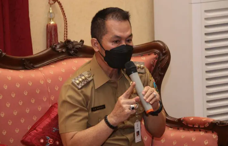 MENJELASKAN; Bupati Kudus Hartopo.