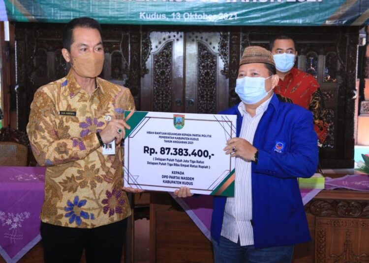 9 Parpol Terima Bantuan Keuangan dari Pemkab Kudus 25 SERAHKAN: Bupati Kudus HM Hartopo (kiri) saat memberikan bantuan keuangan partai politik kepada politikus asal partai Nasdem Muhtamat (kanan). (ISTIMEWA/LINGKARJATENG.ID)