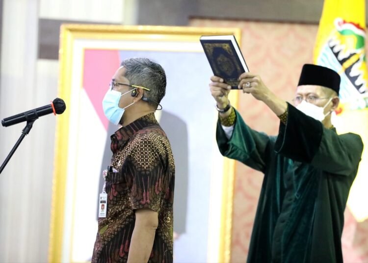 Ganjar Minta Sekda Sumarno Segera Tancap Gas 25 PROSESI: Sumarno, Sekretaris Daerah Jawa Tengah terpilih tengah melakukan pengambilan sumpah jabatan di Gedung Gradhika Bakti Praja, Semarang, pada Jumat (8/10/21). (ISTIMEWA/LINGKARJATENG.ID)