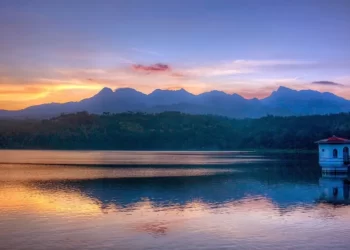 Suasana Wisata Waduk Gunung Rowo Saat Sore Hari