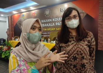 MENJELASKAN: Kurator Koleksi Museum Sangiran Cahya Ratna Mahendrani (kanan) saat menghadiri seminar hasil kajian koleksi Museum Patiayam Disbudpar Kudus dan Tim BPSMP Sangiran, Rabu (3/11/21). (NISA HAFIZHOTUS SYARIFA/LINGKARJATENG.ID)