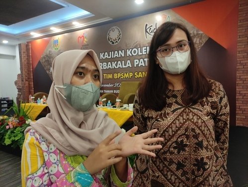 MENJELASKAN: Kurator Koleksi Museum Sangiran Cahya Ratna Mahendrani (kanan) saat menghadiri seminar hasil kajian koleksi Museum Patiayam Disbudpar Kudus dan Tim BPSMP Sangiran, Rabu (3/11/21). (NISA HAFIZHOTUS SYARIFA/LINGKARJATENG.ID)