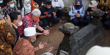ZIARAH: Ganjar dan Pemkab Blora mendoakan Pocut Meurah Intan. (Lilik Yuliantoro / Lingkarjateng.id)