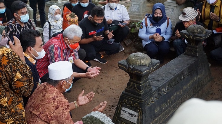 ZIARAH: Ganjar dan Pemkab Blora mendoakan Pocut Meurah Intan. (Lilik Yuliantoro / Lingkarjateng.id)