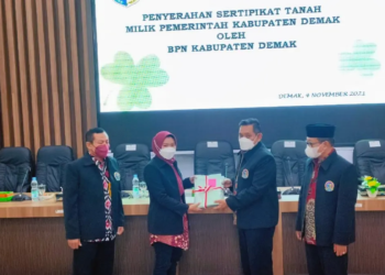 ISTIMEWA
TERIMA: 144 sertifikat aset milik Pemkab Demak telah diterima Bupati Demak Eisti’anah (dua dari kiri).