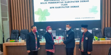ISTIMEWA
TERIMA: 144 sertifikat aset milik Pemkab Demak telah diterima Bupati Demak Eisti’anah (dua dari kiri).