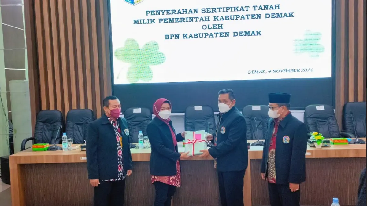 ISTIMEWA
TERIMA: 144 sertifikat aset milik Pemkab Demak telah diterima Bupati Demak Eisti’anah (dua dari kiri).