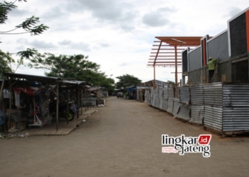 PELATIHAN: Kapolres Grobogan AKBP Benny Setyowadi, Ketua DPRD Grobogan Agus Siswanto dan Kepala BPBD Kabupaten Grobogan Endang Sulistyoningsih, saat menjadi narasumber pelatihan mitigasi bencana di Gedung BPBD setempat, Senin (22/11). (Muhamad Ansori / Lingkarjateng.id)