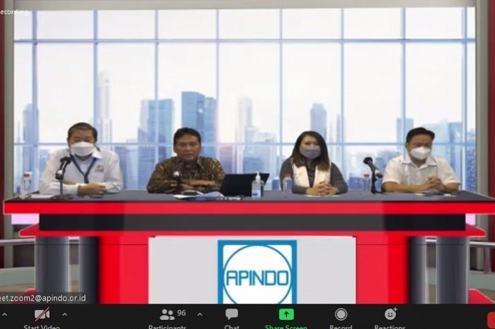 PENJELASAN: Ketua Umum Apindo Hariyadi Sukamdani dalam konferensi pers terkait putusan MK terhadap UU Cipta Kerja di Jakarta, Jumat (26/11). (Istimewa / Lingkarjateng.id)