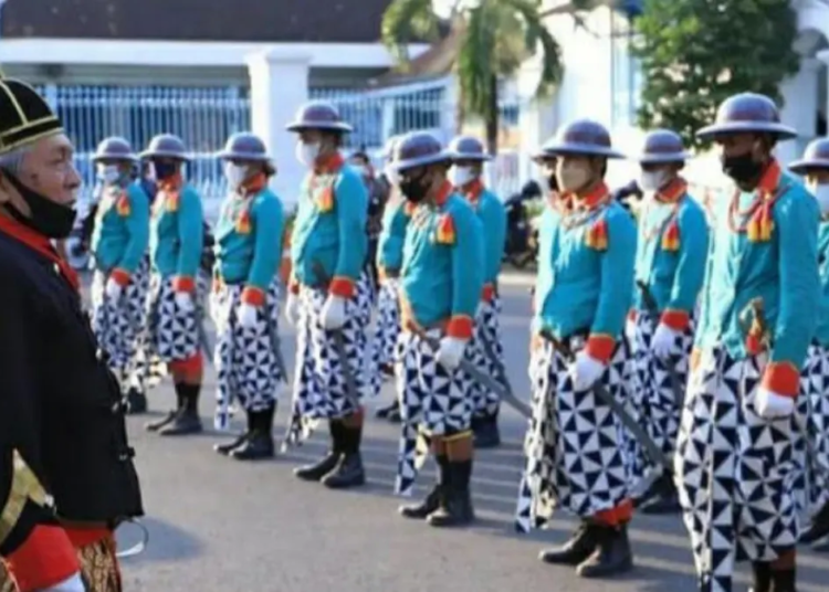 ANTARA/LINGKAR JATENG
ATRAKSI: Prajurit Keraton Kasunanan Surarkarta.