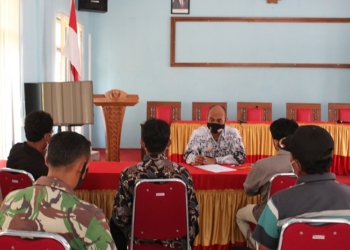 AUDIENSI: Warga Desa Waru menyampaikan tuntutannya kepada Camat Jepon, Blora, supaya Sekdes Waru yang diduga berbuat asusila untuk segera ditindak tegas. (Lilik Yulianto / Lingkarjateng.id)