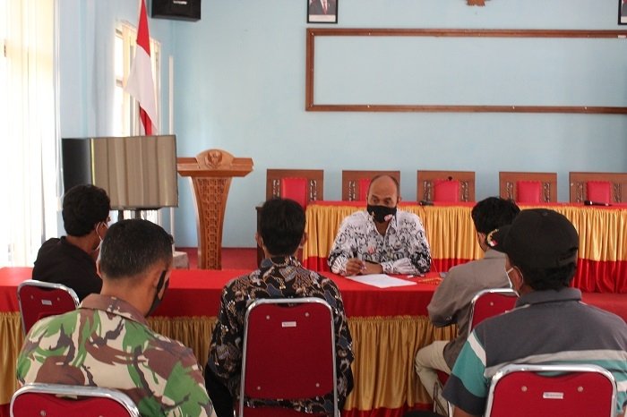 Diduga Berbuat Asusila, Warga Ramai-Ramai Laporkan Sekdes Waru Kecamatan Jepon-Blora 25 AUDIENSI: Warga Desa Waru menyampaikan tuntutannya kepada Camat Jepon, Blora, supaya Sekdes Waru yang diduga berbuat asusila untuk segera ditindak tegas. (Lilik Yulianto / Lingkarjateng.id)