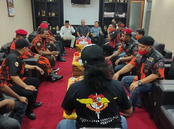 AUDIENSI: Massa dari organisasi Pemuda Pancasila menyampaikan unek-unek kepada DPRD Kudus dalam forum audiensi di Gedung DPRD Kudus, Kamis (25/11). (Istimewa / Lingkarjateng.id)