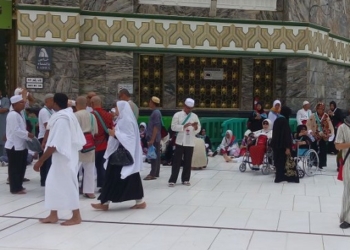 ILUSTRASI: Kelompok pertama umat muslim melakukan ibadah umrah dengan penerapan protokol kesehatan di Masjidil Haram, Mekah, Arab Saudi. (Antara / Lingkarjateng.id)