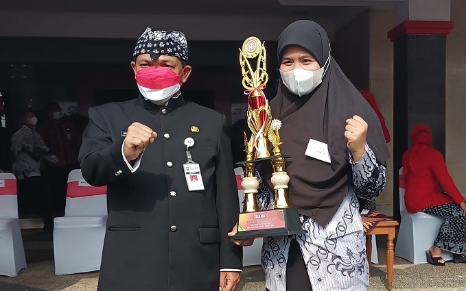 PENGHARGAAN: Penyerahan piala oleh Bupati Semarang, H Ngesti Nugraha kepada guru berprestasi di Kantor Bupati setempat. (Dok Kominfo Ungaran / Lingkarjateng.id)