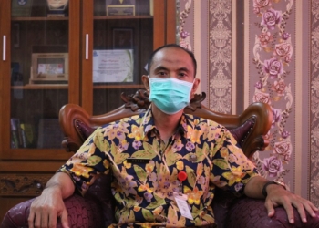 MENJELASKAN: Kepala Dinas Pendidikan Kabupaten Hendi Purnomo memberi keterangan di ruang kerjanya. (Lilik Yuliantoro/Lingkajateng.id)