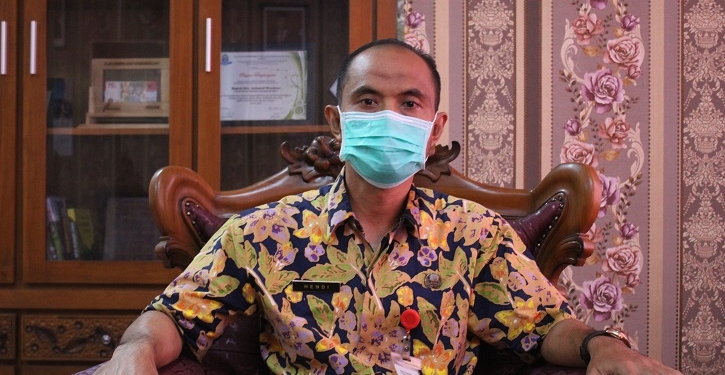 MENJELASKAN: Kepala Dinas Pendidikan Kabupaten Hendi Purnomo memberi keterangan di ruang kerjanya. (Lilik Yuliantoro/Lingkajateng.id)