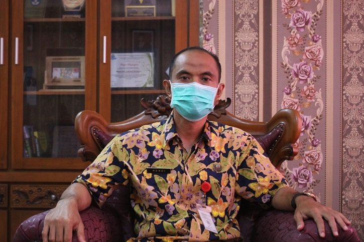 Perbaikan SDN 4 Jepon Baru Dianggarkan Tahun 2022 25 MENJELASKAN: Kepala Dinas Pendidikan Kabupaten Hendi Purnomo memberi keterangan di ruang kerjanya. (Lilik Yuliantoro/Lingkajateng.id)