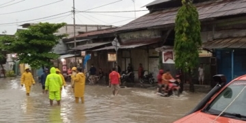 BENCANA ALAM: Tim Reaksi Cepat (TRC) Badan Penanggulangan Bencana Daerah (BPBD) Kabupaten Blora membantu warga yang terendam banjir, Minggu (28/11).