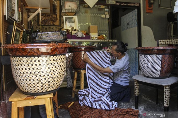 KHAS: Perajin menyelesaikan produk batik rekat dengan media pot di Say Galery, Depok, Jawa Barat. (Istimewa / Lingkarjateng.id)