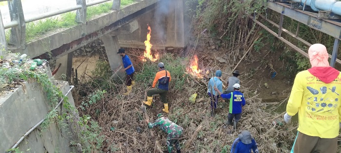 Anggota BPBD bersama relawan dan warga setempat membersihkan sungai di Desa Nglojo Kecamatan Sarang Kabupaten Rembang, beberapa waktu lalu. (Istimewa / Lingkarjateng.id)