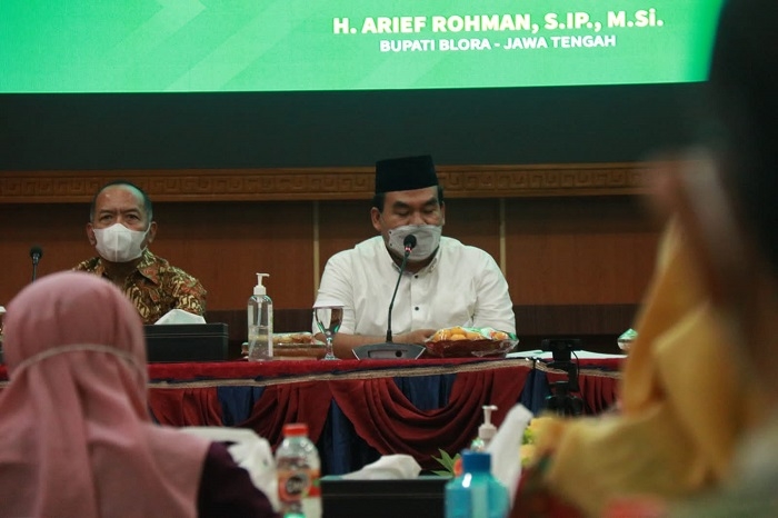 Bupati Blora Targetkan Zero New Stunting 25 PENGARAHAN: Bupati H Arief Rohman membuka acara rembuk stunting tingkat Kabupaten Blora di Lantai II ruang pertemuan Gedung Bappeda yang diselenggarakan Dinas Kesehatan bersama OPD terkait, Sabtu (27/11). (Lilik Yuliantoro / Lingkarjateng.id)