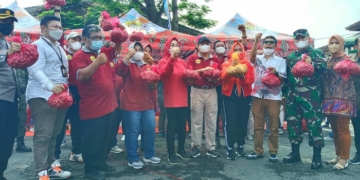 Bupati Grobogan bersama Forkompimda foto bersama setelah menjualkan bawang merah, di Pasar Tani depan Kantor Dispertan Grobogan, Jumat (19/11). (Muhamad Ansori / Lingkarjateng.id)