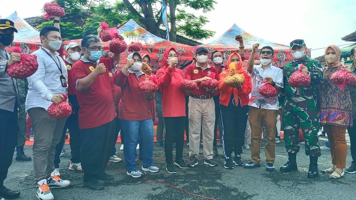 Bupati Grobogan bersama Forkompimda foto bersama setelah menjualkan bawang merah, di Pasar Tani depan Kantor Dispertan Grobogan, Jumat (19/11). (Muhamad Ansori / Lingkarjateng.id)