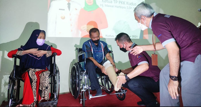 Bantu Pasien Lebih Mandiri, Bupati Kudus Berikan Bantuan Kaki Palsu 25 Bantu Pasien Lebih Mandiri, Bupati Kudus Berikan Bantuan Kaki Palsu